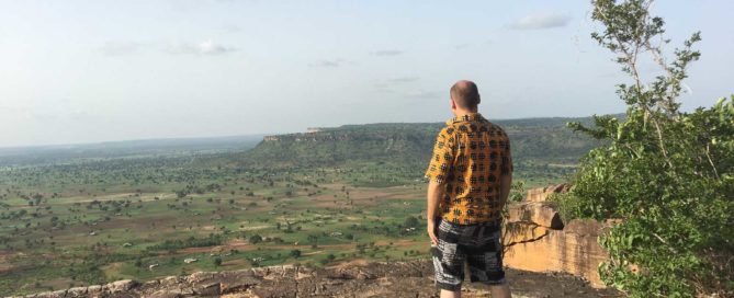 Blick überhalb der Grotten von Nok in den Norden Togos bei Regenzeit