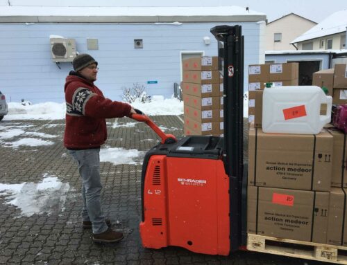 Aushilfsameisenfahrer beim Containerbeladen