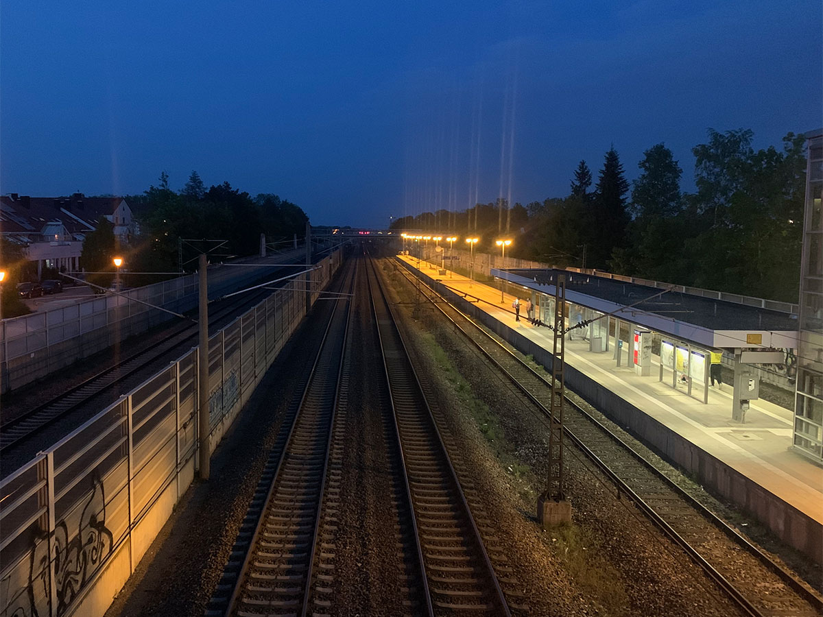 Wärend des Abendspaziergangs durch Gernlinden am Bahnhof