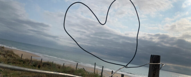 Herz aus Draht am Strand