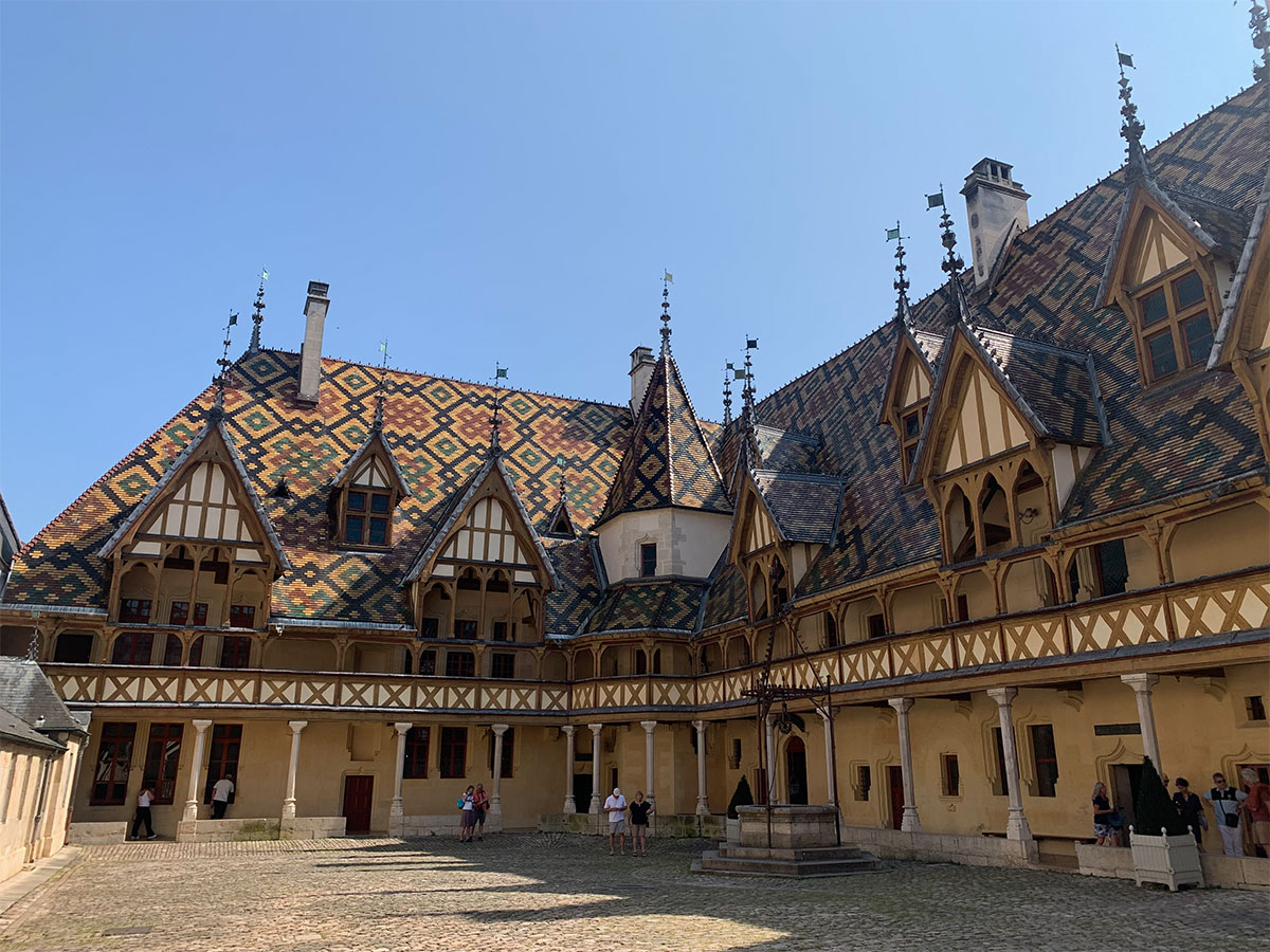 Das Hauptgebäude von 1443 mit der tollen Dachkonstruktion