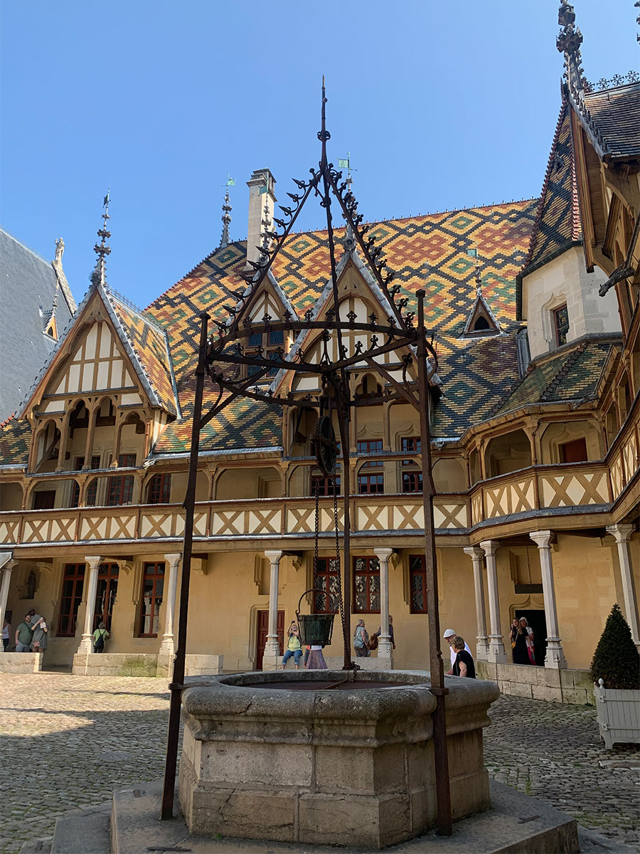 Der Brunnen des Hôtel-Dieu mit der tollen Dachkonstruktion im Hintergrund