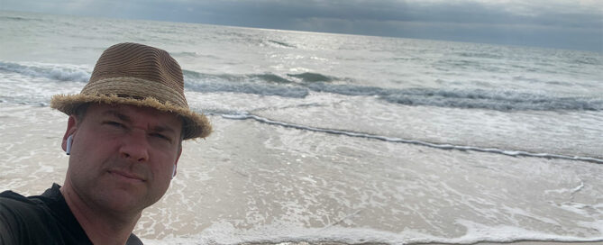Der KoppAndy am Strand, im Hintergrund die Wellen des Atlantik