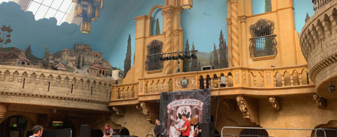 Blyth Power spielen ein akustisches Konzert in der wunderschönen „Spanish Hall“ auf der Almost Acoustic-Stage am Rebellion Festival 2023
