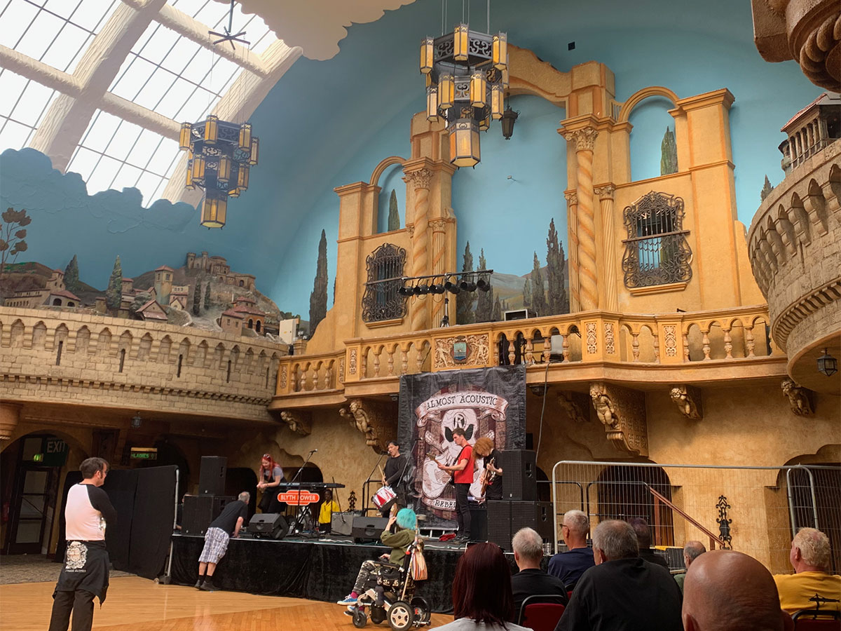 Blyth Power spielen ein akustisches Konzert in der wunderschönen „Spanish Hall“ auf der Almost Acoustic-Stage am Rebellion Festival 2023