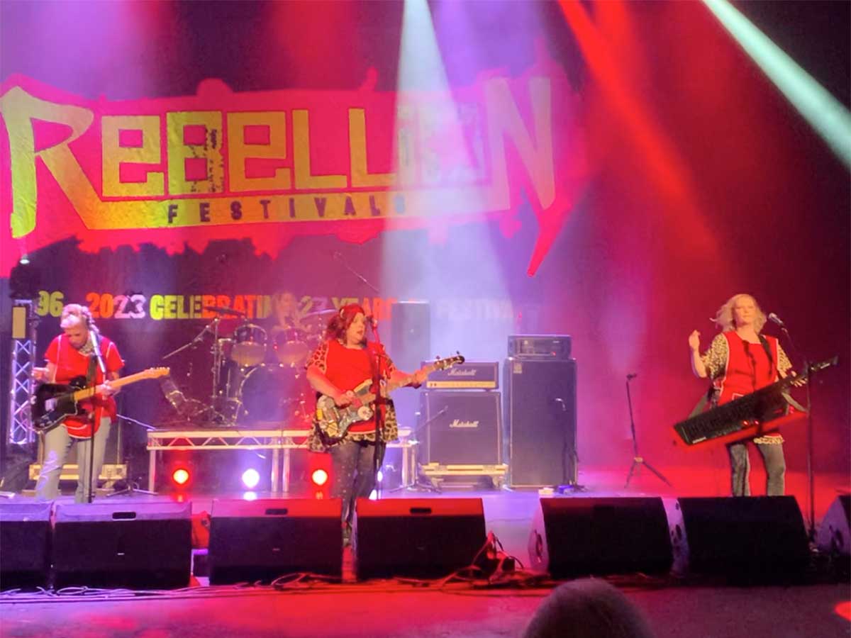 Die Band „I, Doris“ spielt im Opera House am Rebellion Festival 2023