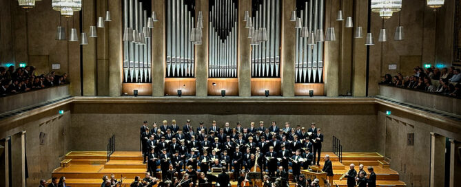 Das Orchester mit Chor auf der Bühne vor der großen Orgel