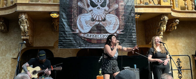 Millie Manders spielt ein almost acoustic-Set in der Spanish Hall am Rebellion Festival 2024